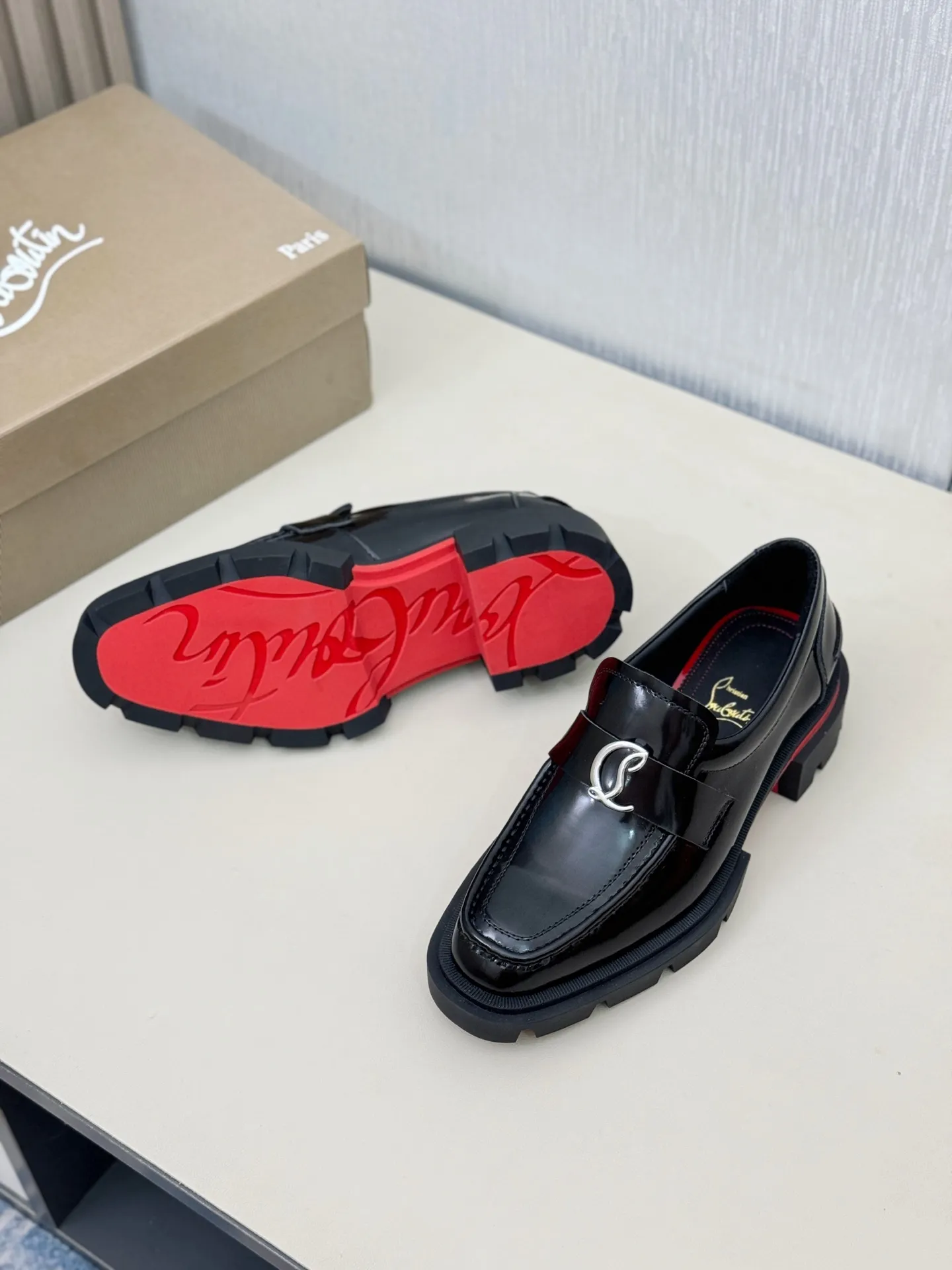 [CL～High-end men’s red-soled shoes] Top P: 880💰. Size: 39-44 (38.45.46 can be customized) 🆑Top original order purchasing agent Imported open-edge bead fabric and water-dyed cowhide inside 🉑️ Imported TPU rubber sole, wear-resistant and non-slip, full of European style.